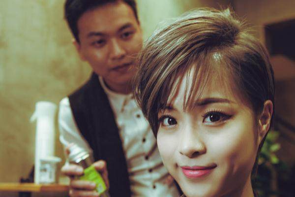 梦到自己剪了一个新刘海还不满意,解梦梦到剃头发