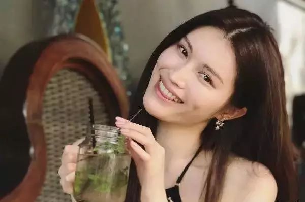 何穗美白美黑对比图,何穗白到底有多美