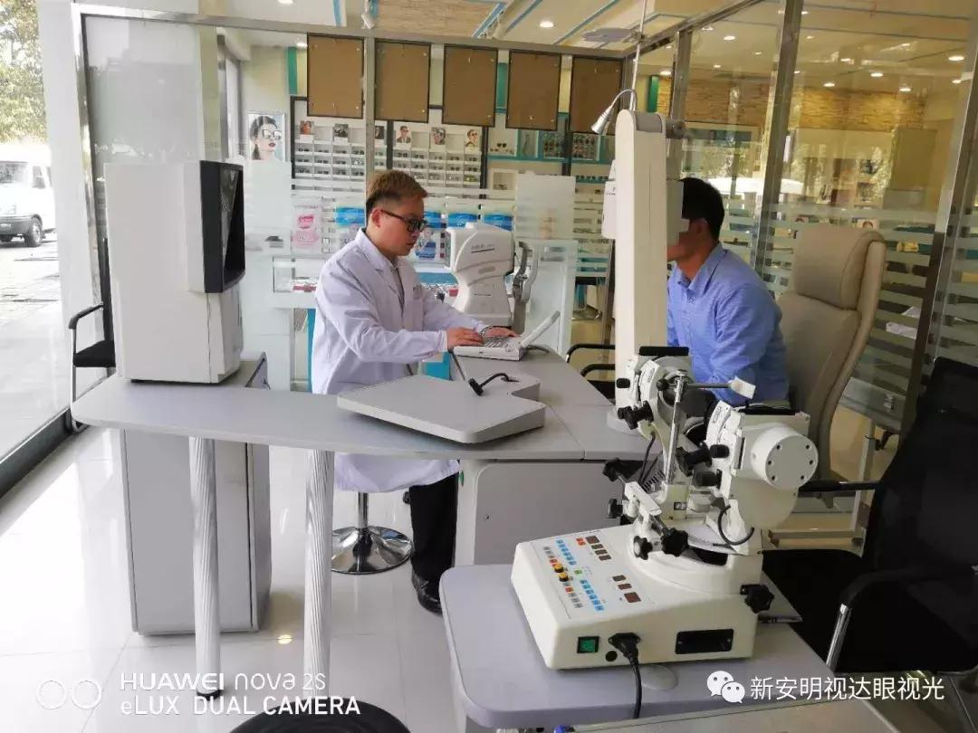 这家店老板真疯狂，开业期间免费送太阳镜和老花镜，赶快去领吧！