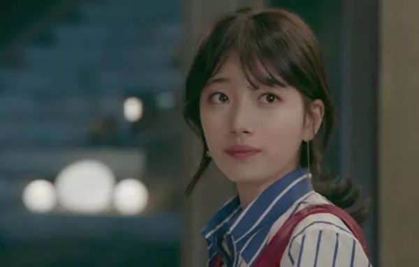 减龄秘籍学谭松韵穿出少女感,冬季怎么扎头发减龄又好看少女