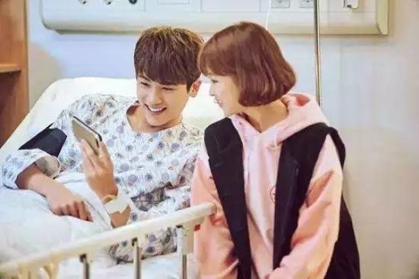 减龄秘籍学谭松韵穿出少女感,冬季怎么扎头发减龄又好看少女