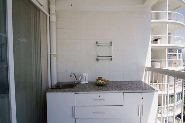 老妈坚持把阳台改厨房，一到做饭楼上邻居就大喊：衣服全是油烟！