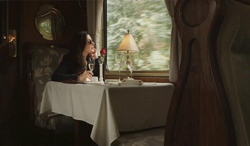 站着的霍金的照片,希拉里和霍金