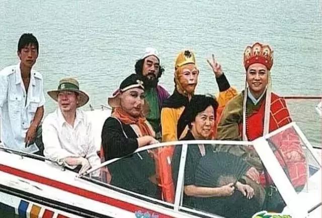 站着的霍金的照片,希拉里和霍金