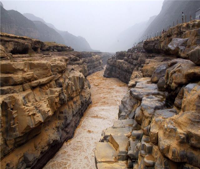 壶口瀑布奔腾不息的黄河水,气吞山河壶口瀑布冰河解冻