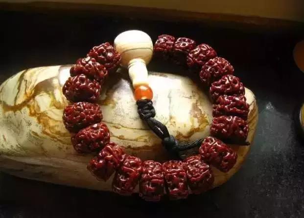 男士戴多大尺寸的手串,男士本命年戴什么手串