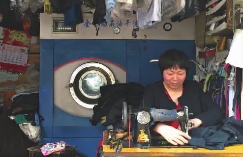 老手艺与新生活：织补匠人“触网”，坚守指尖“美容术”