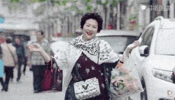 阿姨们照相带7条丝巾上热搜，网友大军忍不住晒出自家妈妈