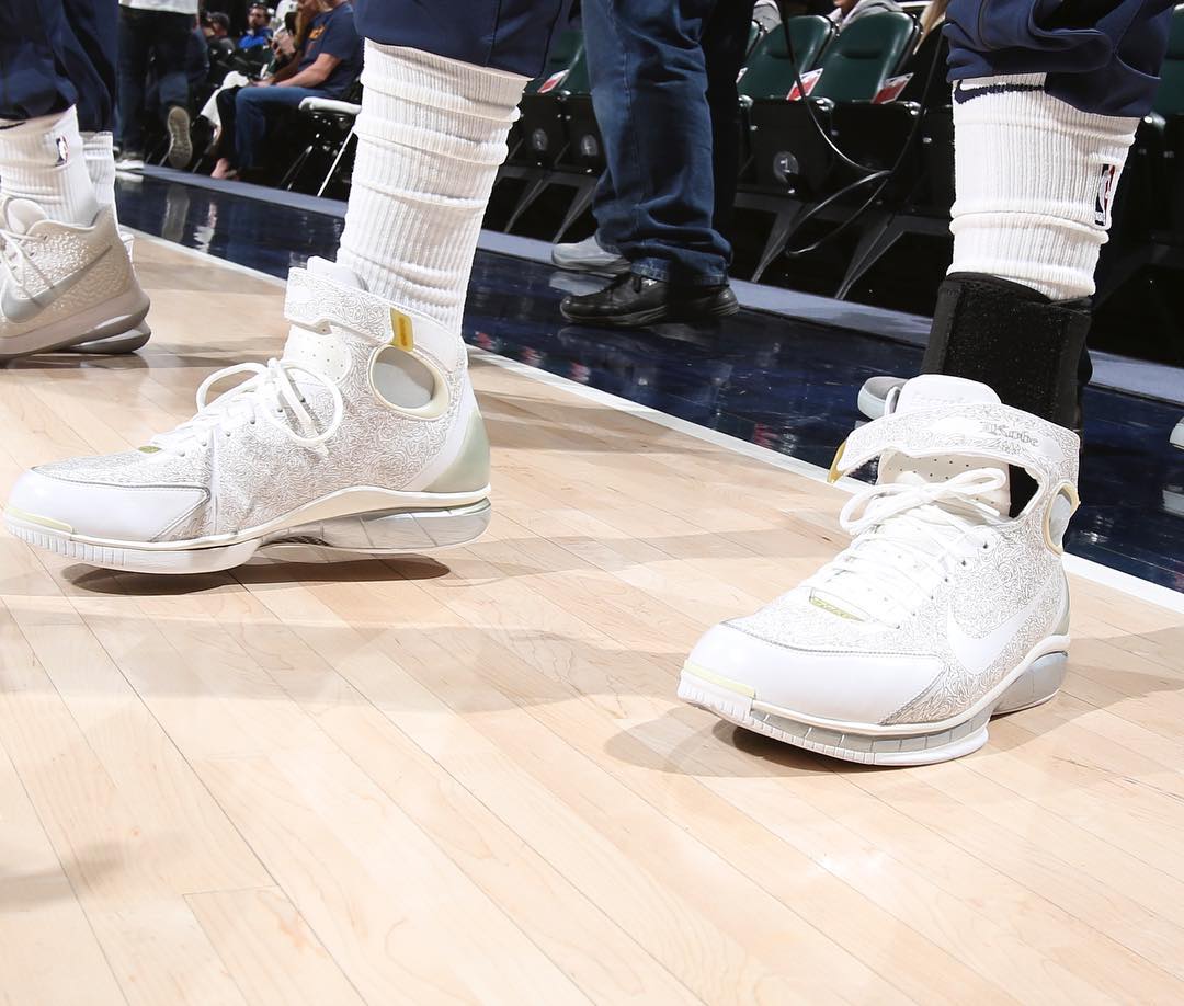 “师弟”让这双鞋在赛场上寿终正寝！IT穿这双鞋说出了湖人总…！