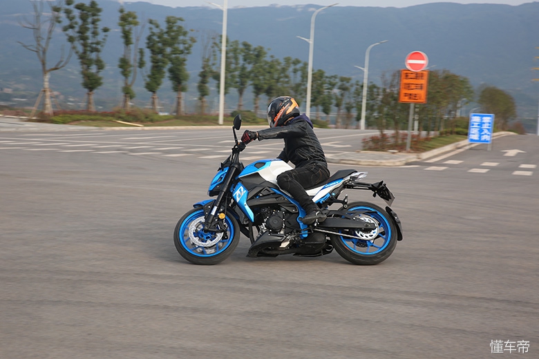 新感觉双缸250百公里加速,加速2秒左右的摩托车