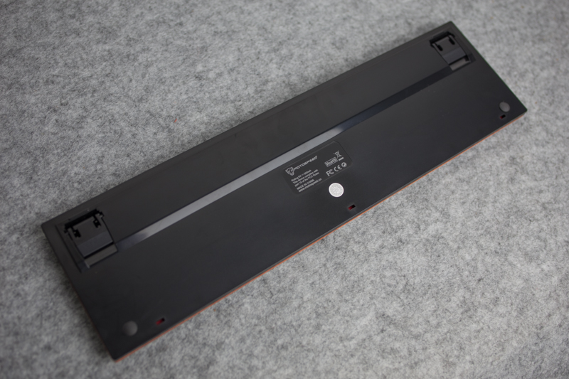 突破机械硬盘的厚度界限，做史上最薄机械键盘，而且它还有光！