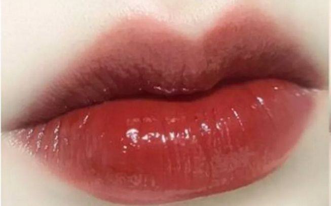 口红老是掉色结块怎么办,口红总是掉色怎么办不用定妆粉