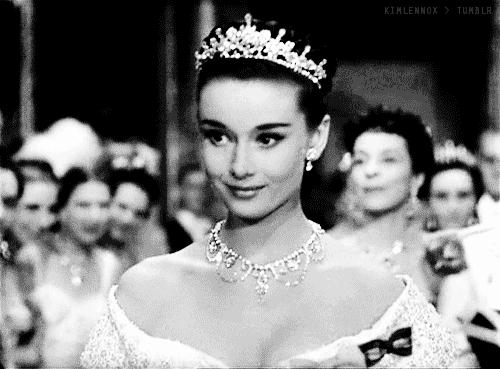 爱皮草爱蹭照、做微商搞代言，揭秘时尚芭莎女王——苏芒