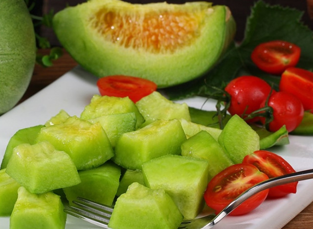 身残志坚的爷爷,身残志坚拄拐杖致富