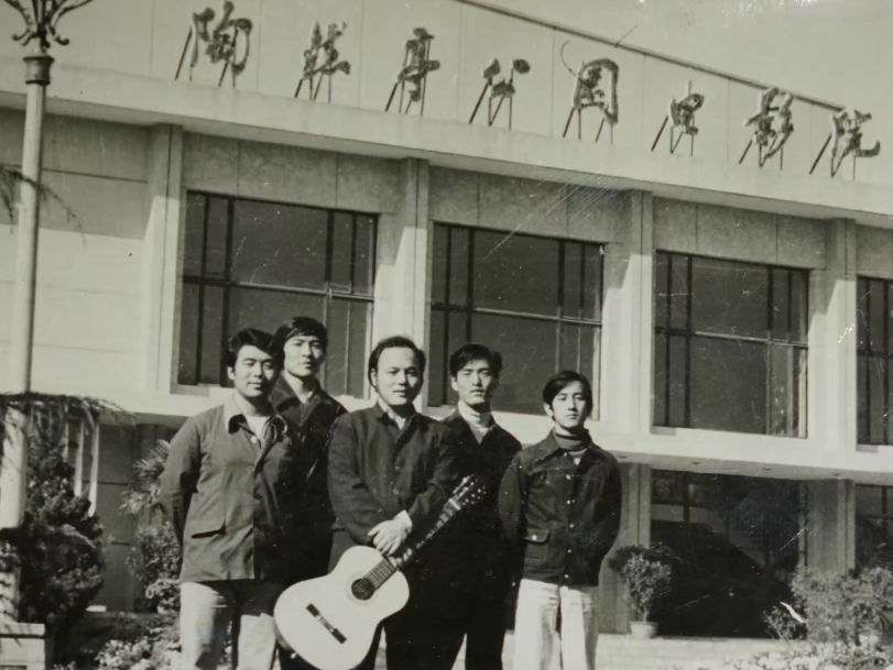 民国至今父子两代都是吉他高手,80年代一把好吉他能买间门脸房
