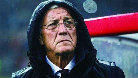 国足值得学习，苏亚雷斯门前手球救险。为国家荣誉不顾一切