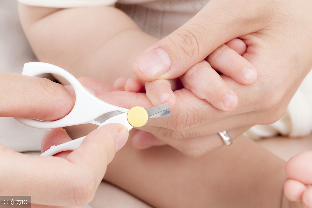 2岁宝宝喜欢咬手指甲是什么原因,2岁宝宝老是吃手指咬玩具