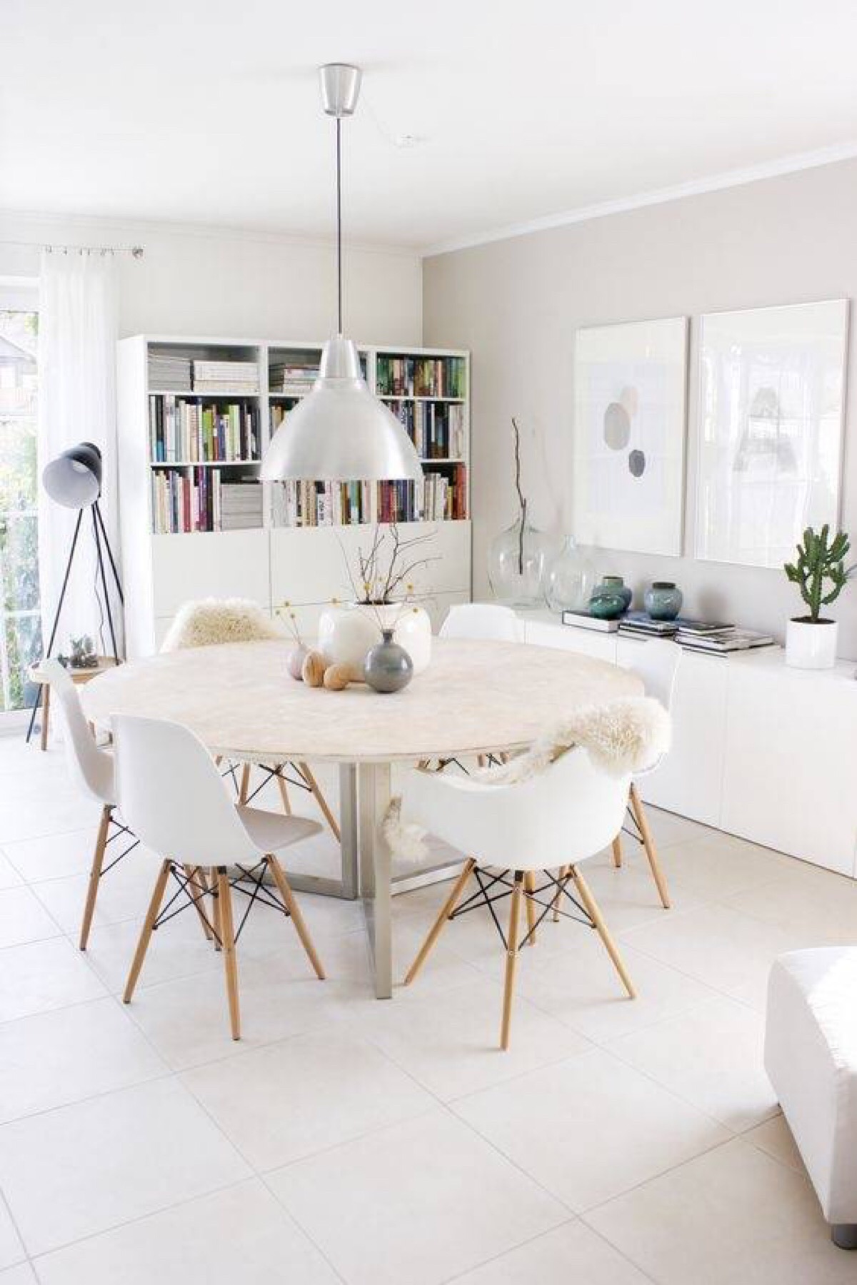 买餐桌圆的好还是方的好,实木餐桌要不要买有玻璃的