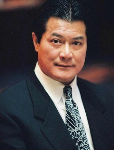 曾是一代巨星,人称学生王子,江湖地位显赫,连向华强都向他低头