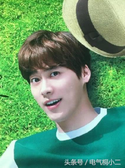 青草地上的拍照男孩,杨洋躺着表情超惬意,易烊千玺在认真的绘画