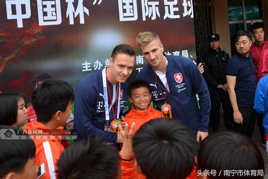 2018中国杯参赛球队派员与南宁市足球小将交流