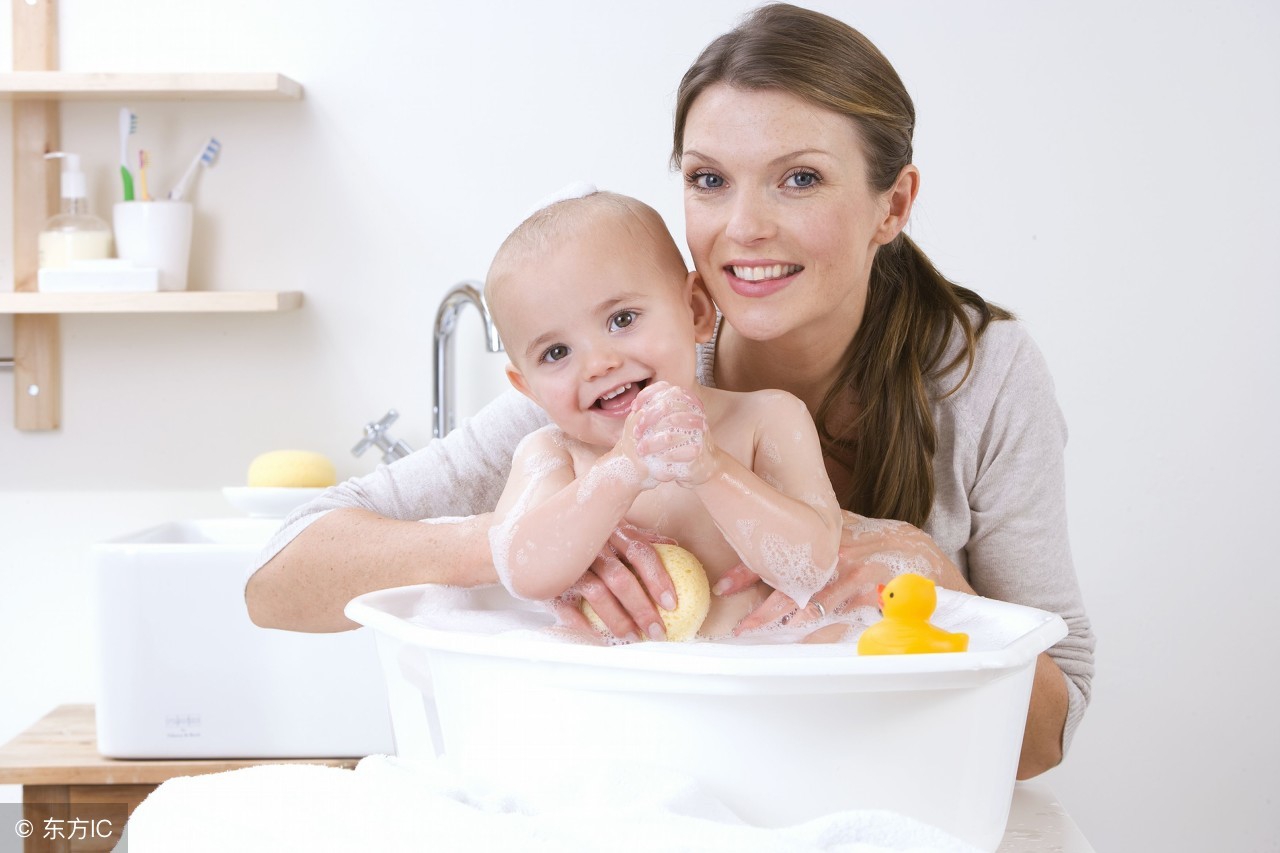 抱孩子抱得腰酸背痛?那是因为你没get正确的抱孩子姿势!