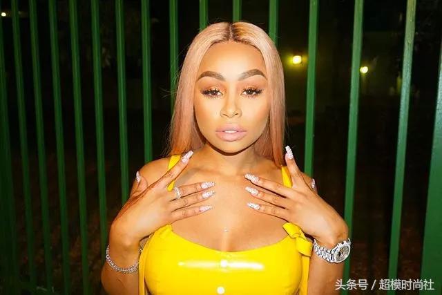 艳照全网热传！比大胸巨臀更牛逼的是她手撕卡戴珊家族的上位史