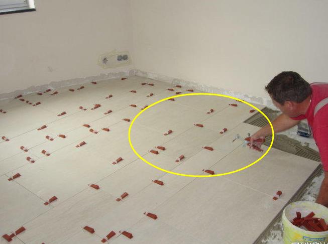 德国瓦工都这样铺地砖，几十年不出问题，我国师傅要学的还很多！