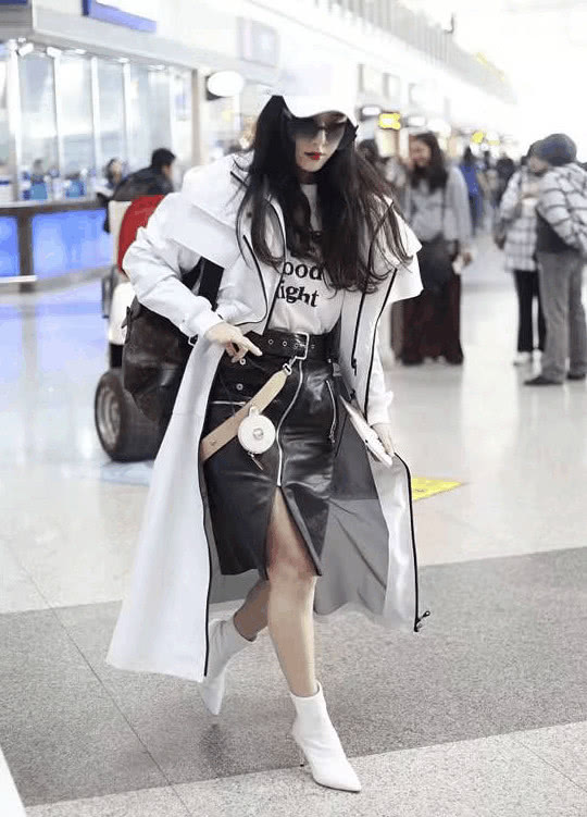 范冰冰身穿樱桃裙现身,范冰冰黑皮衣配纱裙