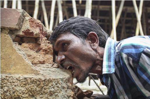 男子把饮料当水喝结果身体不适,男子喝洗洁精