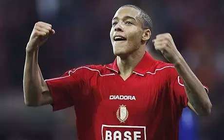 立刻滚出球场!这种人不配踢足球!足球场不是你出气的地方