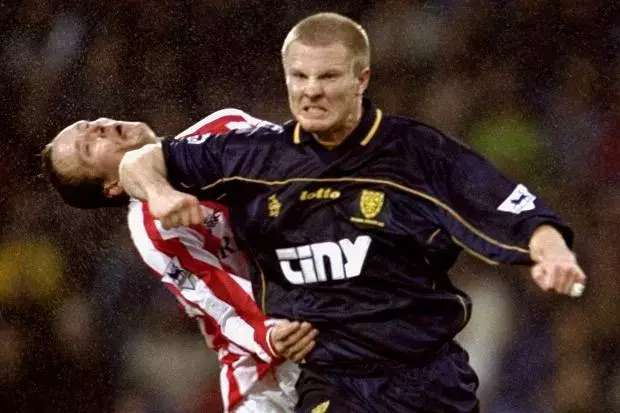 立刻滚出球场!这种人不配踢足球!足球场不是你出气的地方