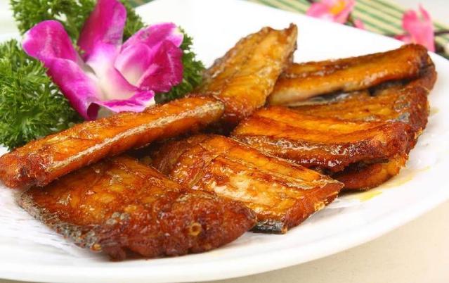 怎么煎带鱼会把带鱼煎得酥脆,煎带鱼下锅外酥不粘锅带鱼破皮