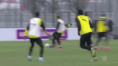 博尔特踢足球哪个后卫能追上,博尔特足球踢飞人