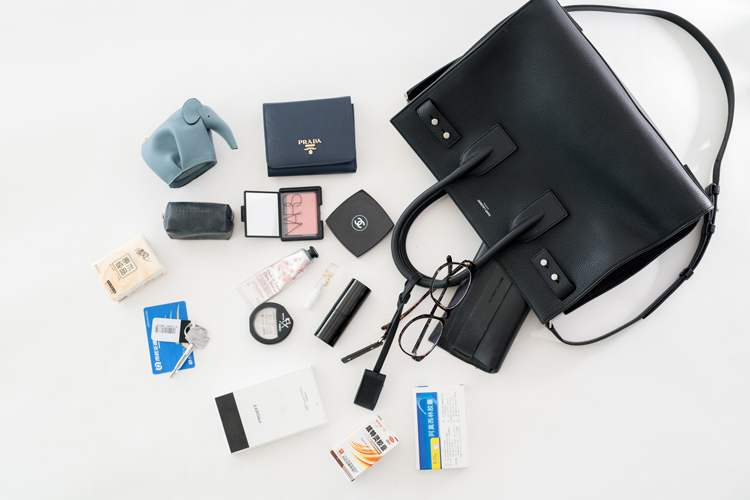 我们翻遍了300名员工的私人包价值¥100000000没别的就是壕！