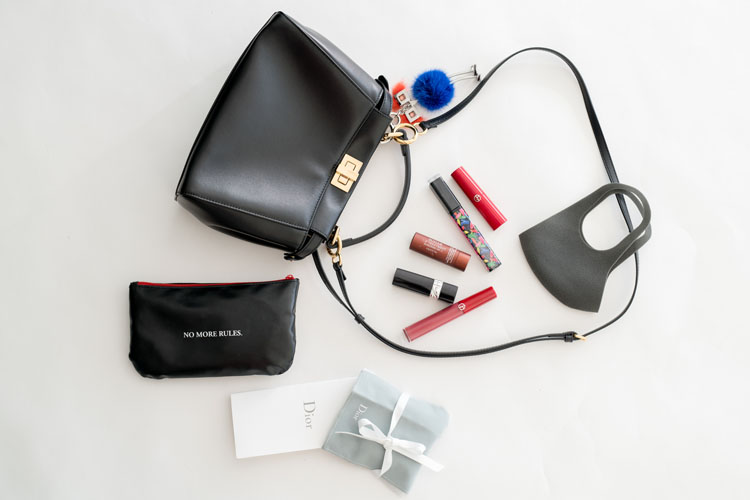 我们翻遍了300名员工的私人包价值¥100000000没别的就是壕！