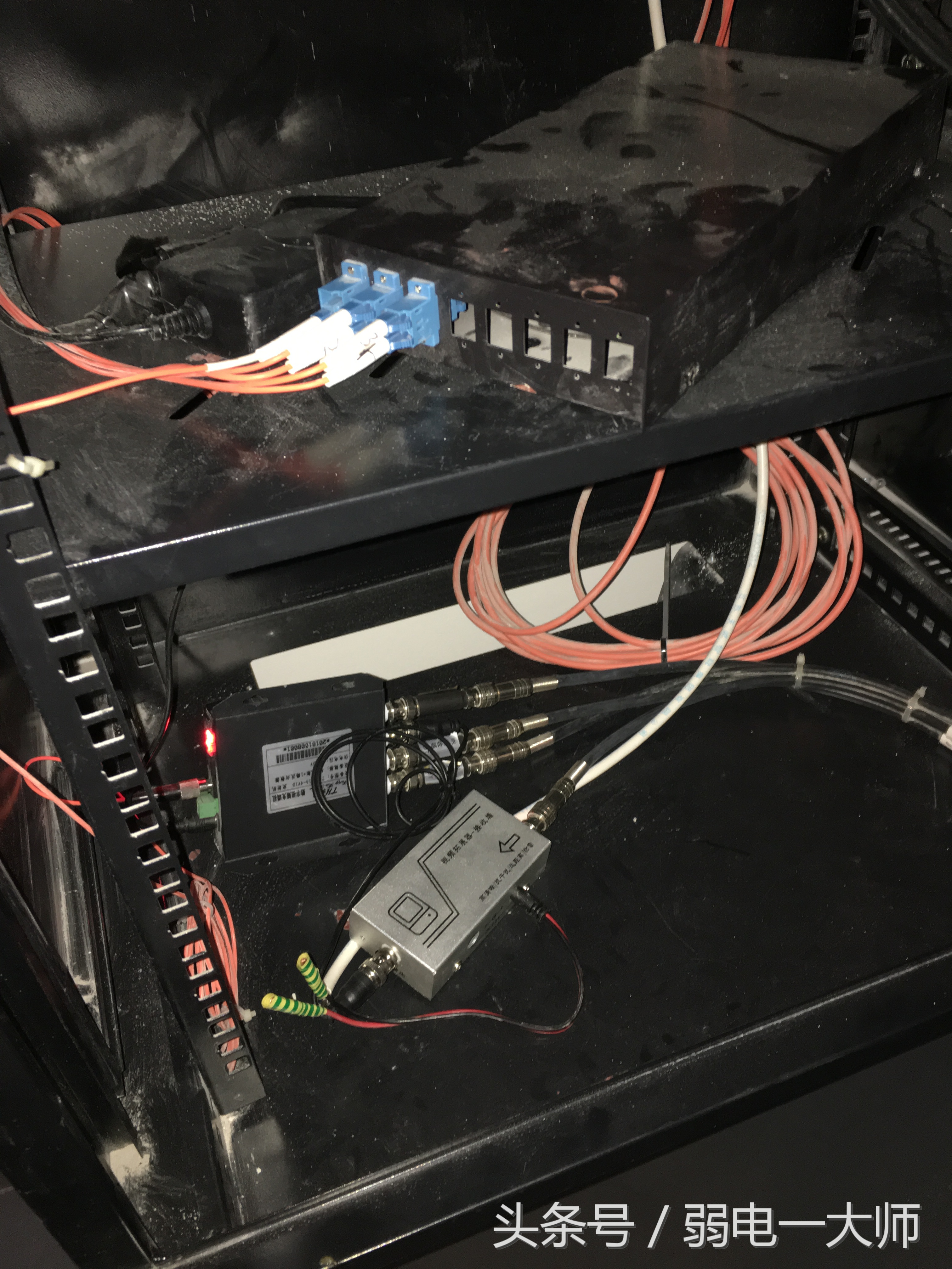 电梯监控画面有时清晰有时模糊,模拟电梯摄像机模糊