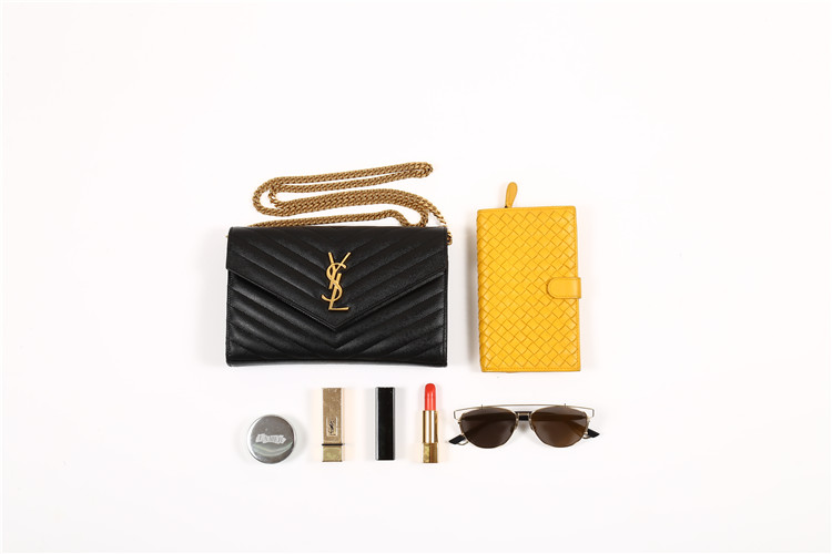 我们翻遍了300名员工的私人包价值¥100000000没别的就是壕！