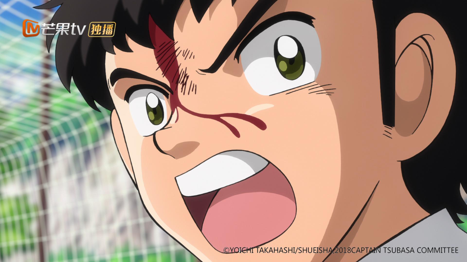 足球场上队员的暖心时刻,希望足球小将们团结奋进再创佳绩