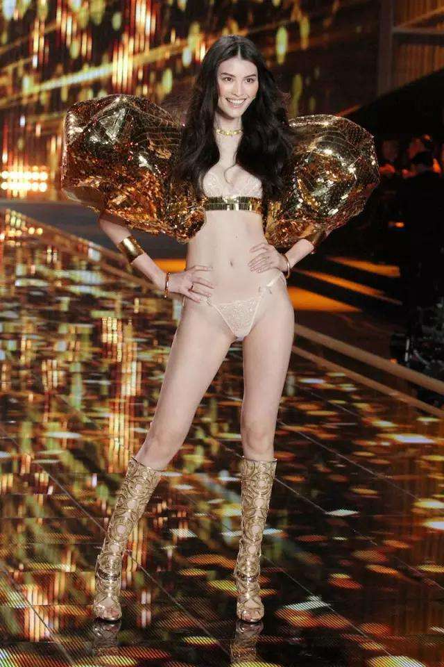 超模何穗维密照片,超模何穗穿礼服