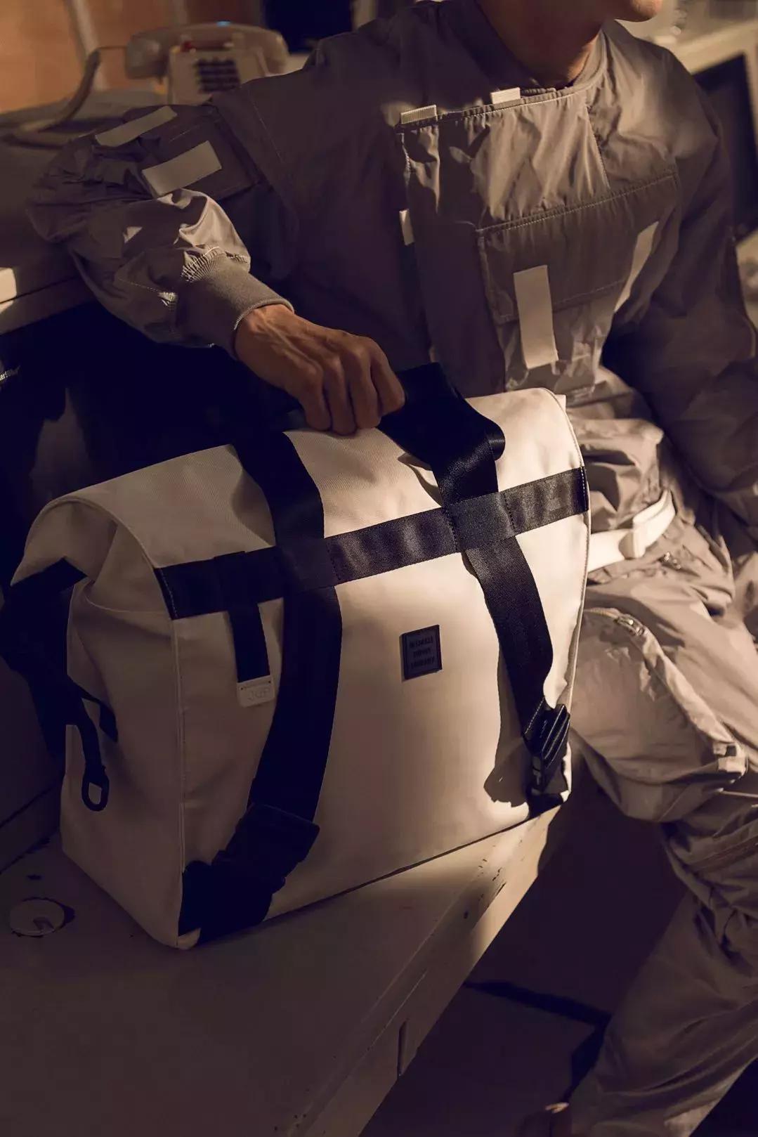 与HerschelSupply联名实属不易，但这个中国品牌做到了