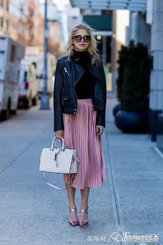 圆领卫衣长款百褶裙搭配图女款,百褶裙搭配卫衣搭配丝袜乐福鞋