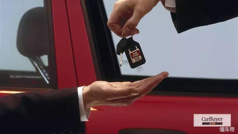 汽车门怎么用机械钥匙锁,汽车钥匙被锁在门里怎么打开