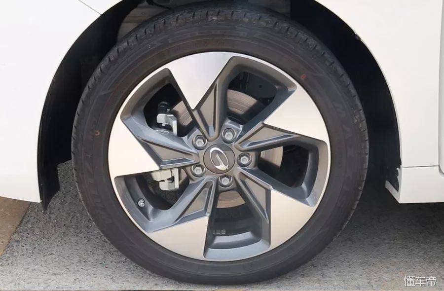 轮胎不够力怎么办,汽车轮胎漏气是充气还是换备胎