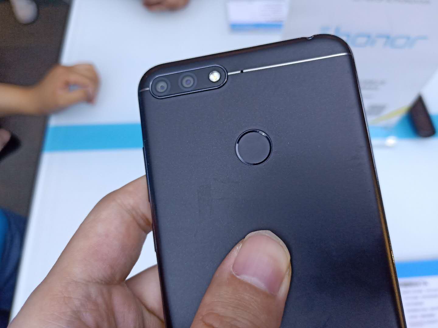 千元的全面屏手机荣耀7,千元机荣耀畅玩7a