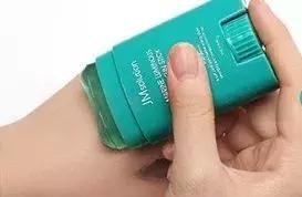 新买的安耐晒味道和以前的不一样,刚买的安耐晒和之前的味道不一样