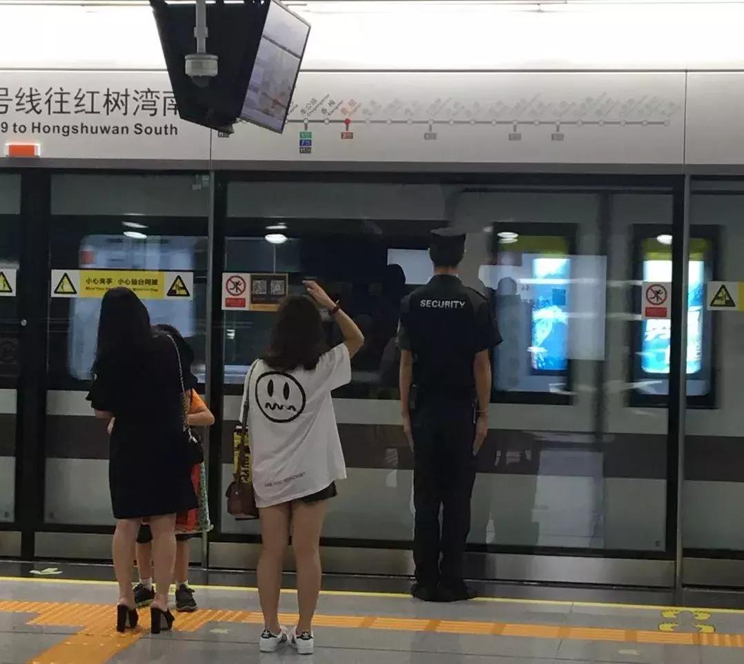 为什么深圳周三比较少人挤地铁,深圳上班挤地铁