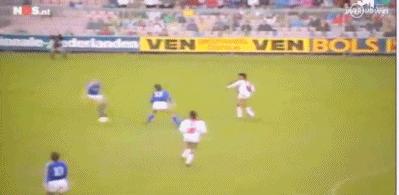 外媒评c罗超远吊射神仙球,c罗惊世倒钩足球小将