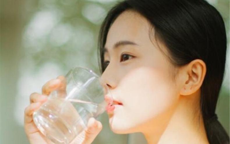 痘肌女孩子,痘痘肌女生的烦恼