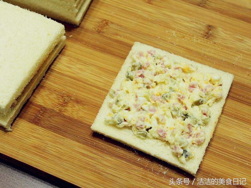 2分钟就能完成的早餐三明治，有鸡蛋还有土豆泥，味道超级赞